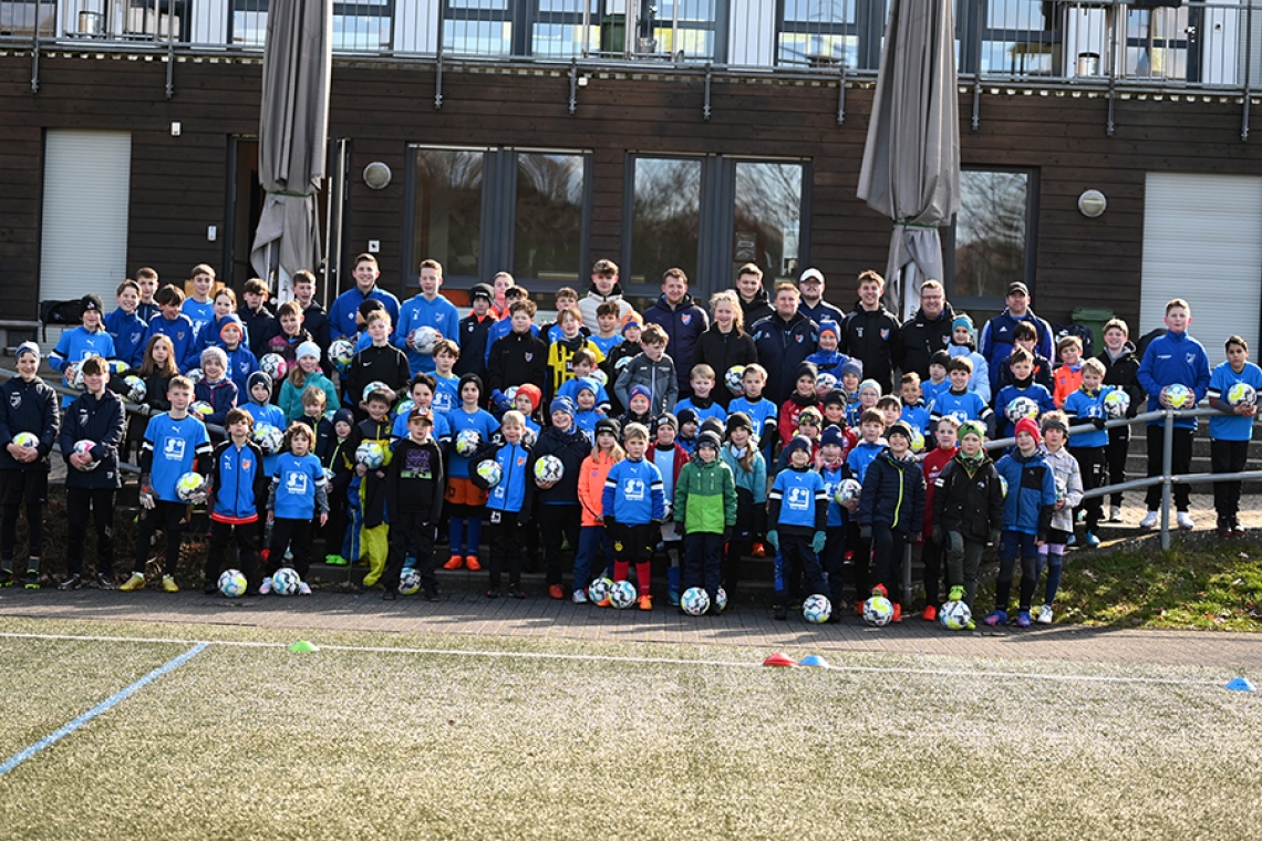 Fußball-Camp mit 80 Jungen und Mädchen bei Fortuna