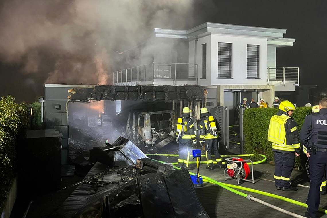 Hoher Sachschaden bei Garagenbrand an Eichener Straße