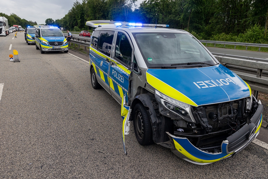 Autobahn 45 bei Lindenberg: Lkw-Fahrer übersieht Polizeiwagen 