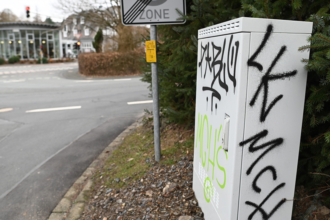 Kneipenwirt und Gast halten Graffiti-Sprayer fest
