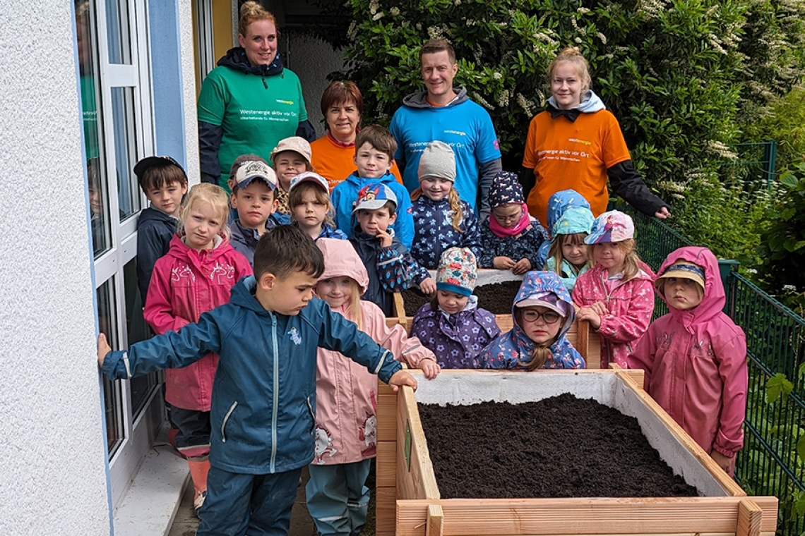 Piccolino-Kinder freuen sich auf reichhaltige Hochbeet-Ernte