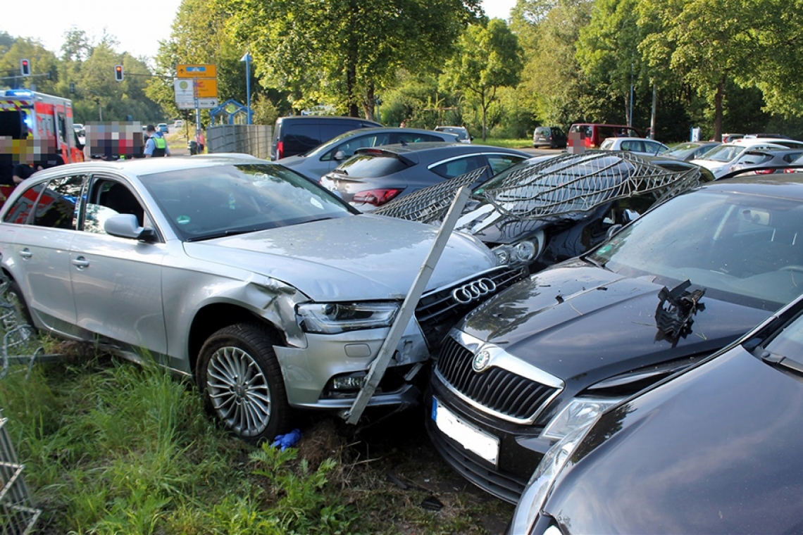 39-Jähriger kracht am Seelbacher Weiher in parkende Autos