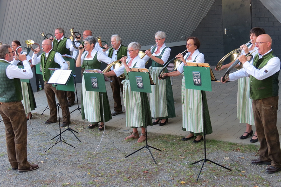 Alp- und Jagdhornbläser spielen vor 