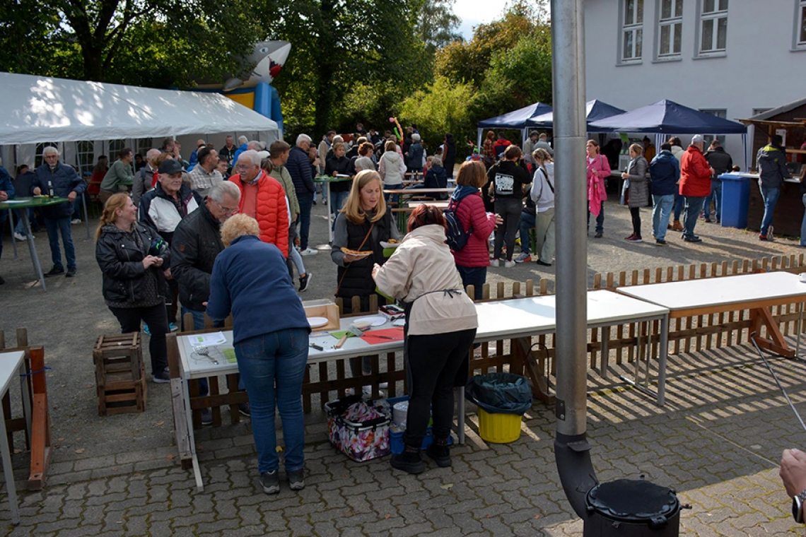 Kleine und große Kartoffel-Fans am Lindenberger Bürgerhaus