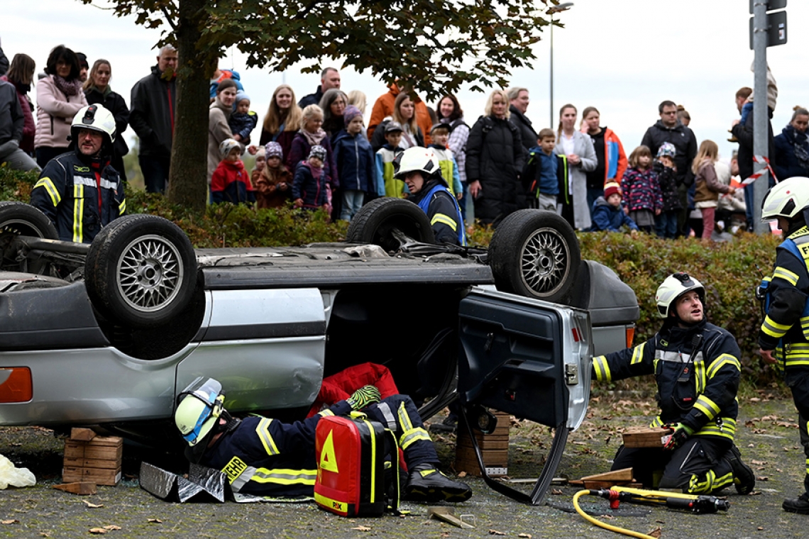 Feuerwehr-Übung mit viel Tradition und Knalleffekten