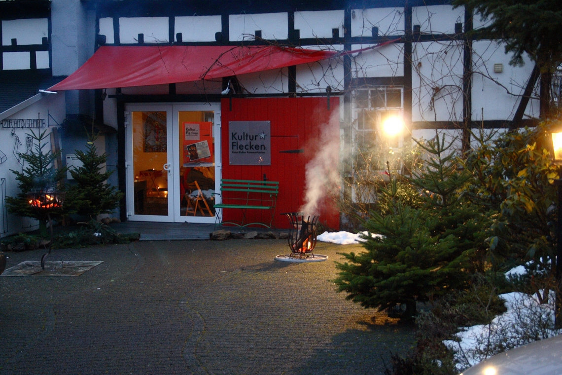 Kunsthandwerk unterm größten Weihnachtsbaum der Region