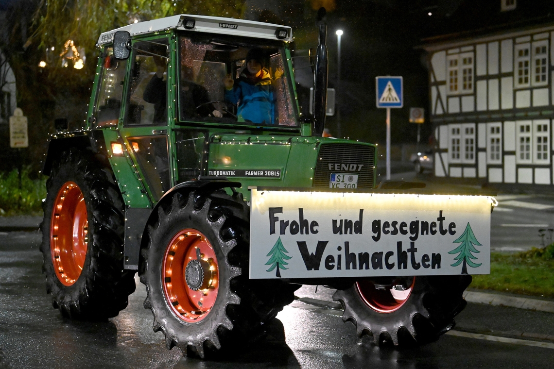 Bunte Treckerlichter knatterten durch den Nieselregen