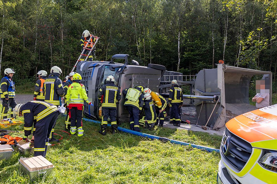 Fahrer in umgestürztem Lkw eingeklemmt