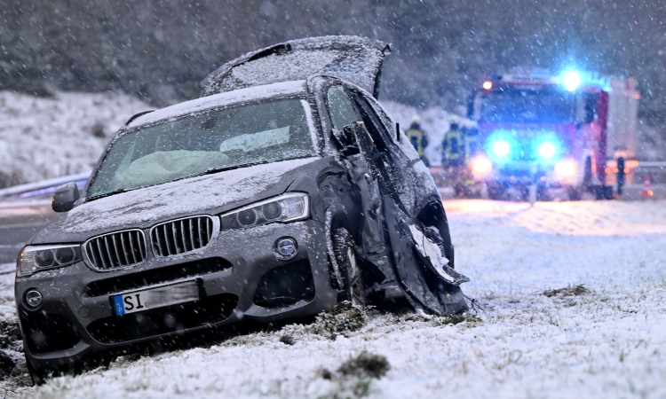 Zwei Fahrzeuge kollidieren zwischen Nieder- und Oberholzklau