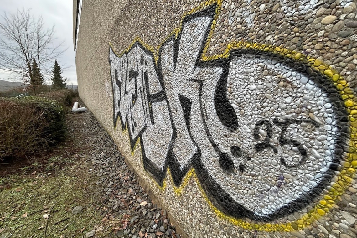 Außenfassade der Sporthalle mit Graffiti beschmiert