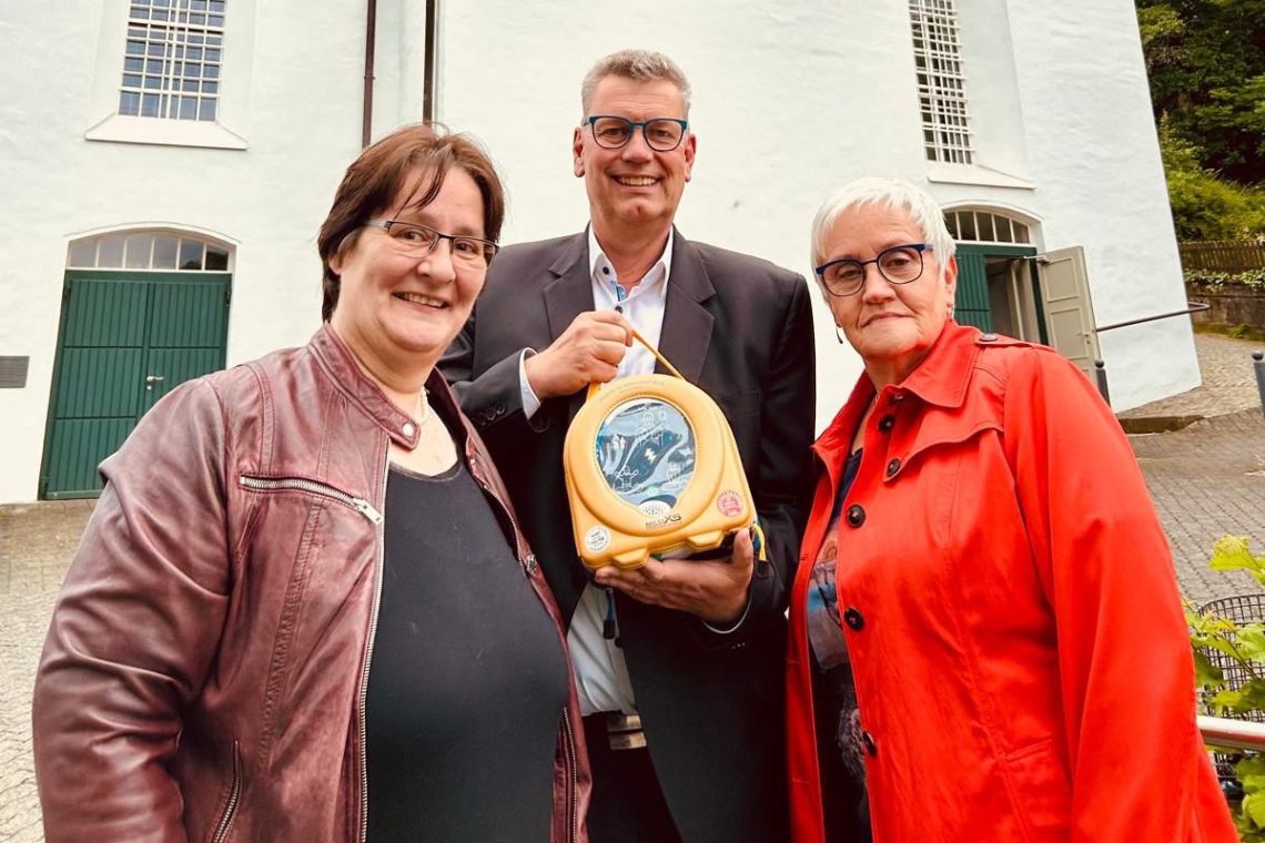 VdK überreicht neuen &quot;Defi&quot; für die evangelische Kirche