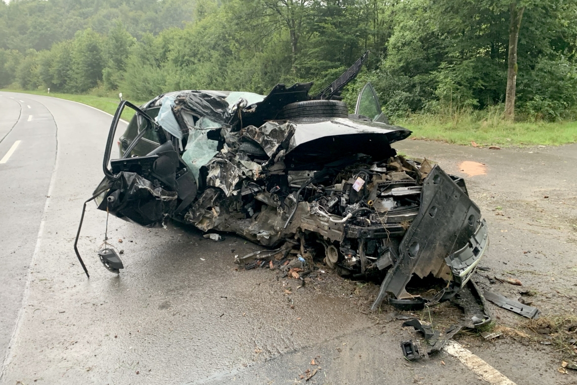 Pkw völlig zerstört - betrunkener Fahrer mit Schutzengel