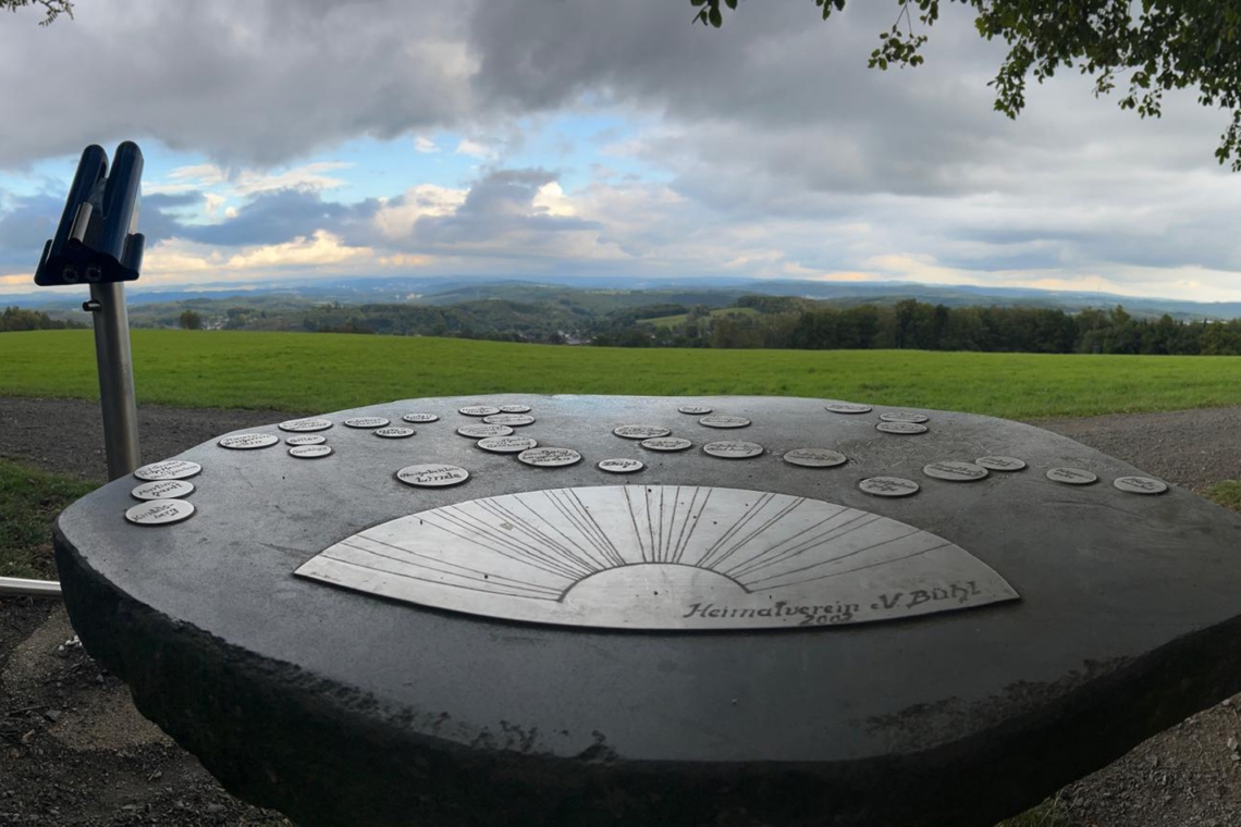 Herbstliche Wälder, Wassertreppen und weite Ausblicke