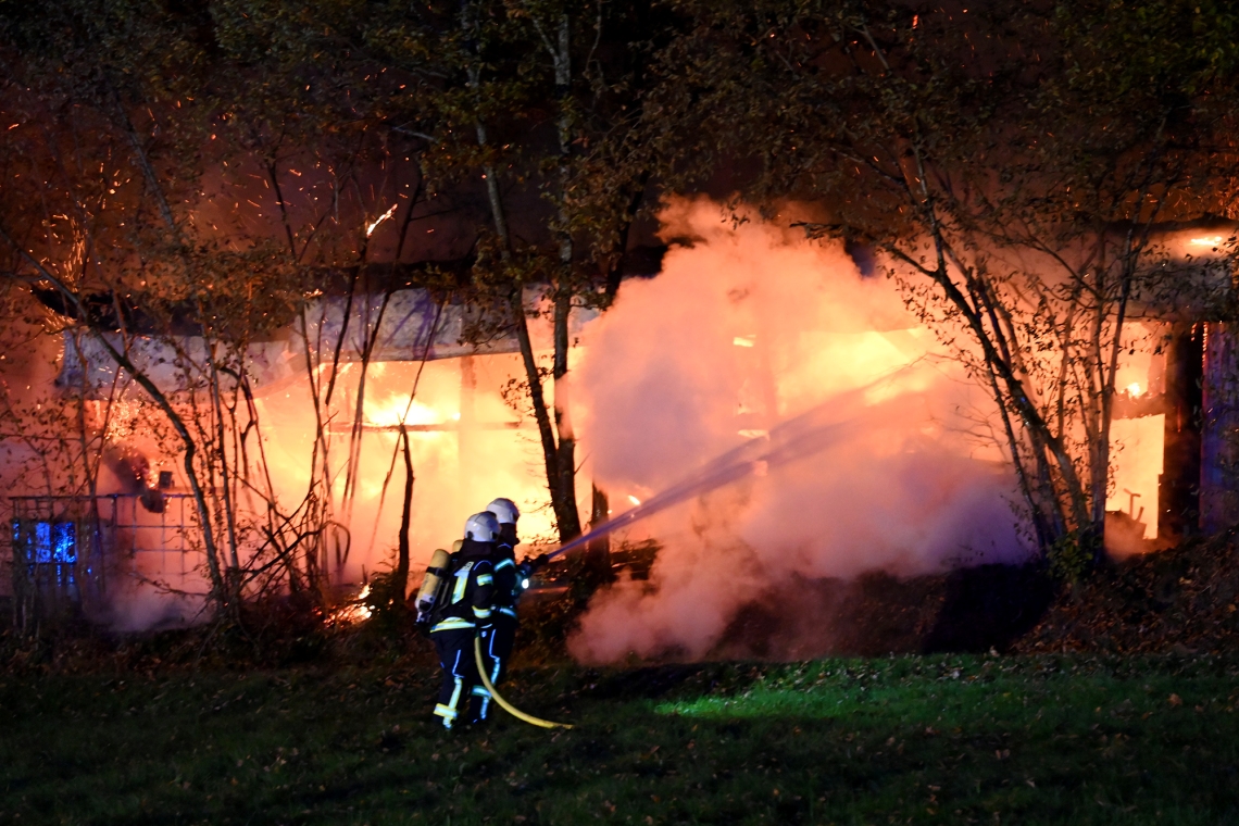 Schuppenbrand in der Hundschlade: Feuerwehr mit 40 Kräften im Einsatz