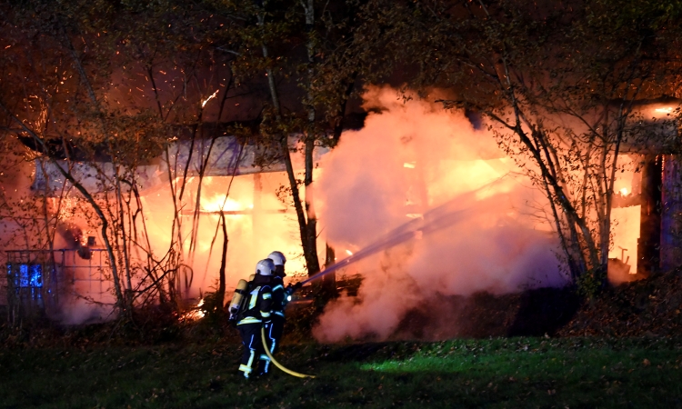 Schuppenbrand in der Hundschlade: Feuerwehr mit 40 Kräften im Einsatz
