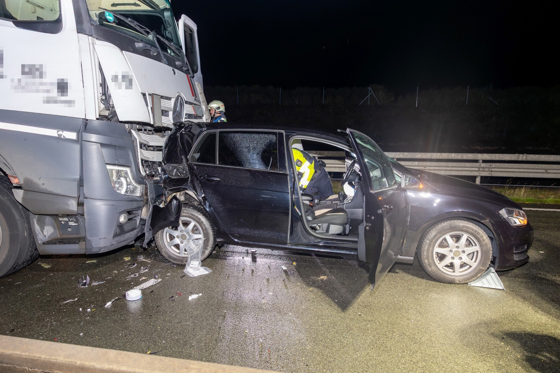 Die drei Insassen des Kleinwagens wurden am frühen Samstagmorgen auf der Autobahn zwischen Freudenberg und Olpe schwer verletzt. (Foto: Kai Osthoff)