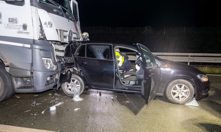 Nächtlicher Einsatz auf der A45: Feuerwehr rettet drei Verletzte