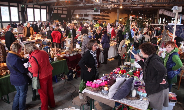 Weihnachtszauber in historischer Maschinenhalle