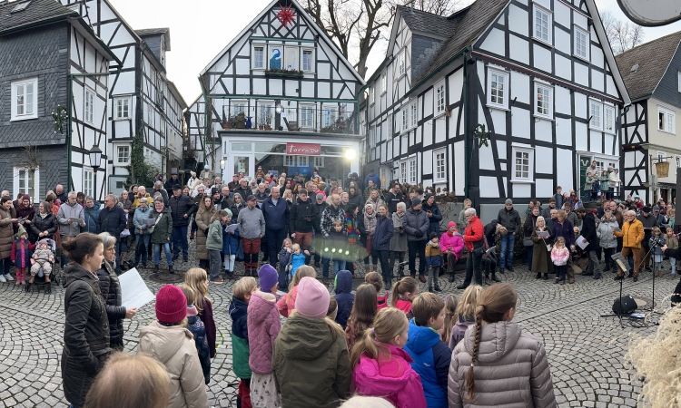 Alte und neue Weihnachtslieder erklangen in der Marktstraße
