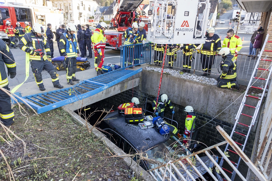 74-Jähriger landet mit seinem Fahrzeug unsanft in der Weibe