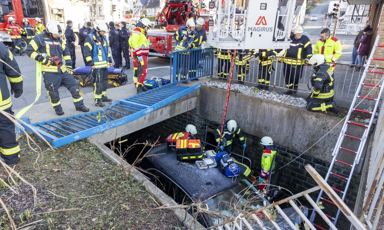 74-Jähriger landet mit seinem Fahrzeug unsanft in der Weibe