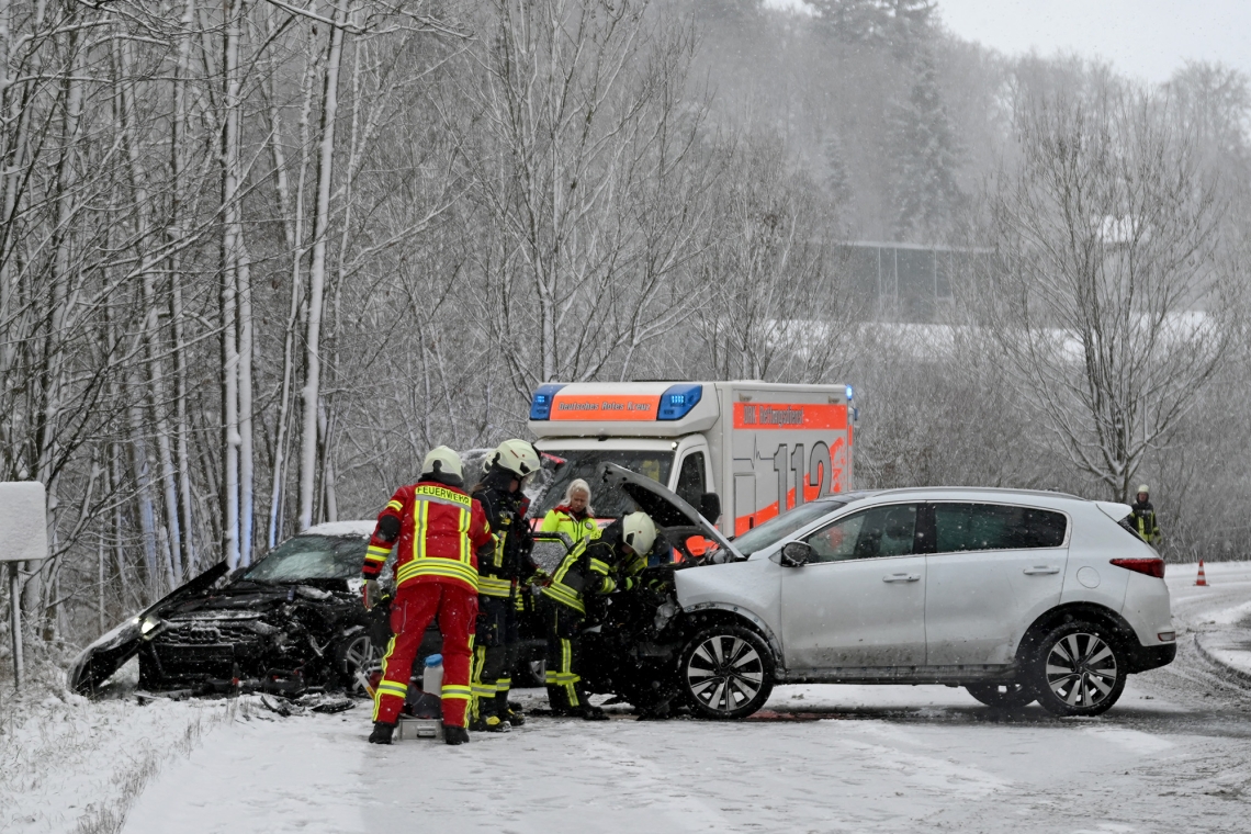 Wintereinbruch zum Jahresbeginn: Unfall auf der Asdorfer Straße