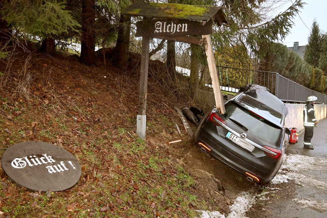 Kein Glückstag für 67-Jährigen: Auto in Alchen zu Schrott gefahren