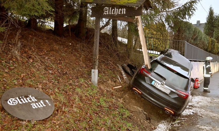 Kein Glückstag für 67-Jährigen: Auto in Alchen zu Schrott gefahren