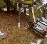 Kein Glückstag für 67-Jährigen: Auto in Alchen zu Schrott gefahren