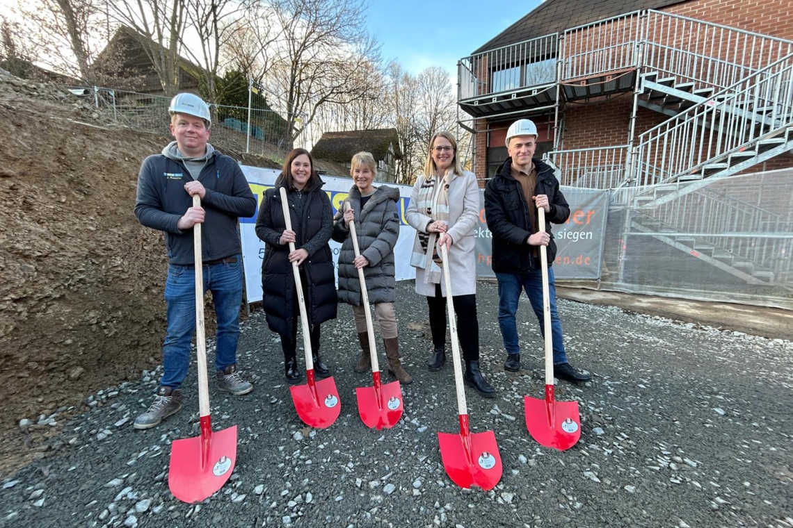 Spatenstich in Alchen: Mehr Platz für Grundschule und Ganztag