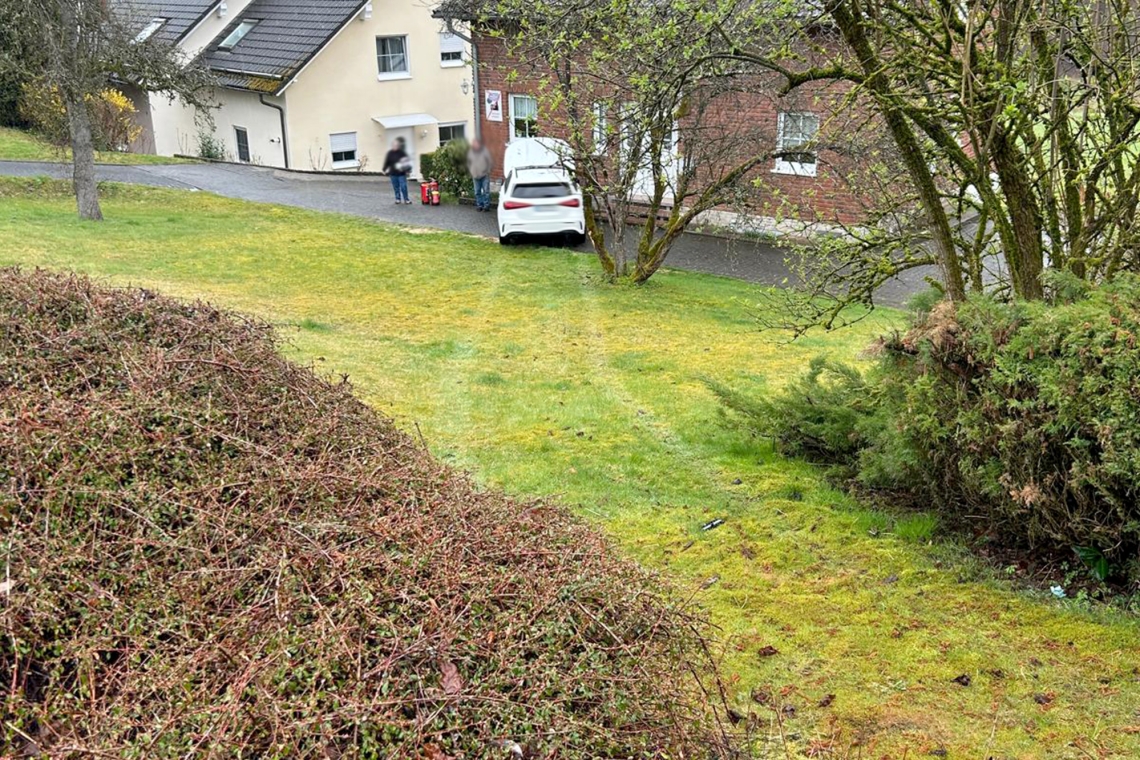 22-Jährige kracht mit ihrem Mercedes gegen eine Hauswand