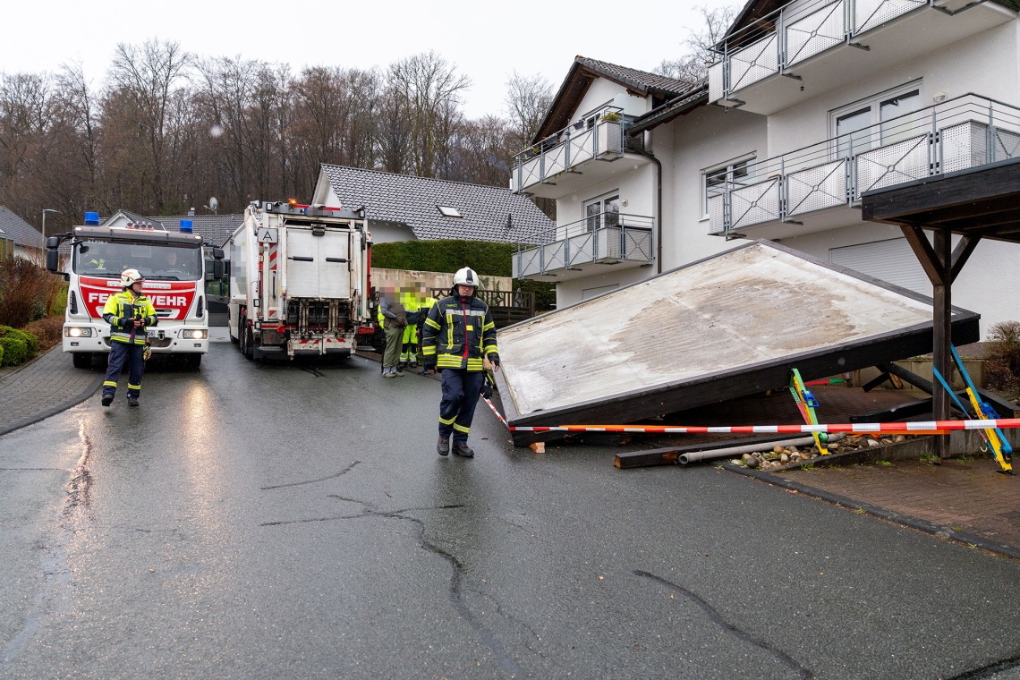 Carport eingestürzt: Hoher Schaden in Tillmann-Siebel-Straße