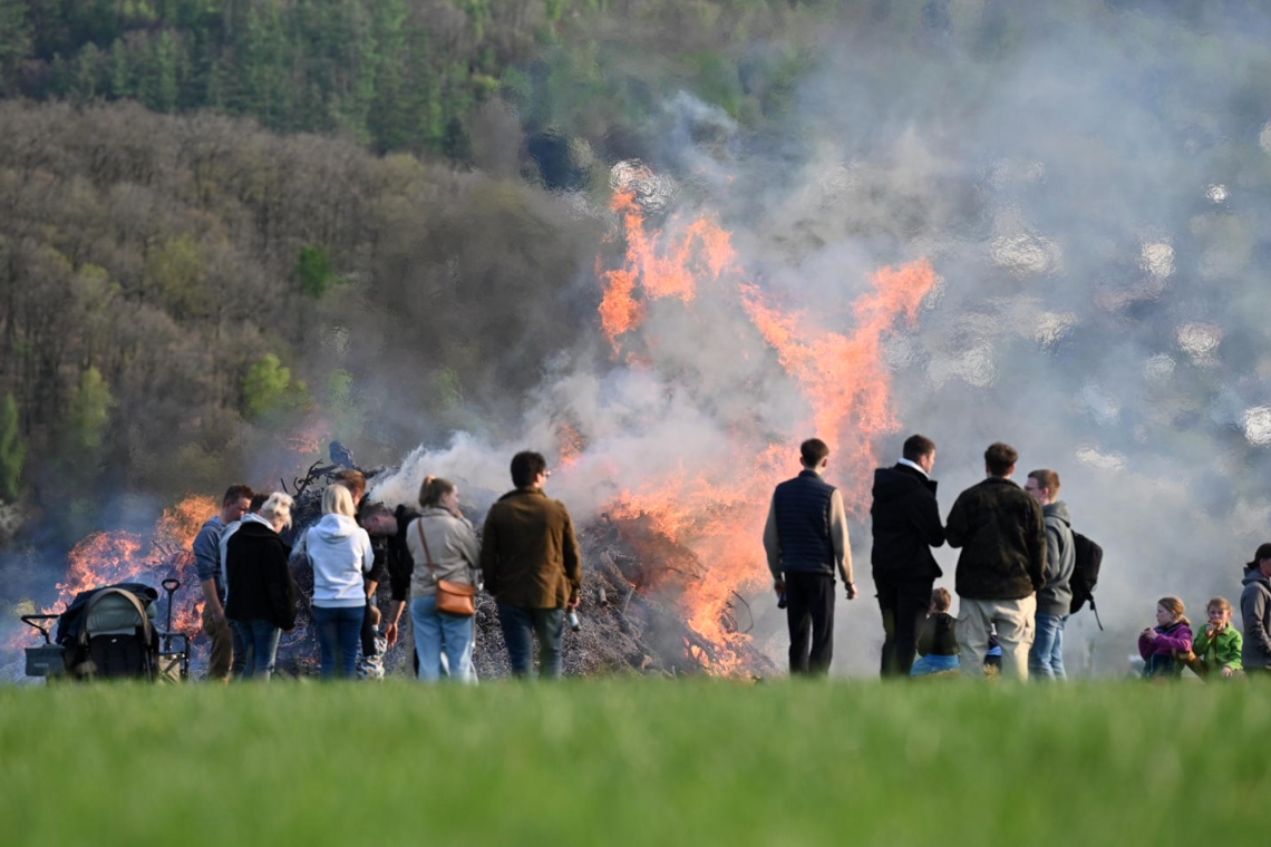 Fackelträger und Aftershow-Party - die Osterfeuer im Überblick 