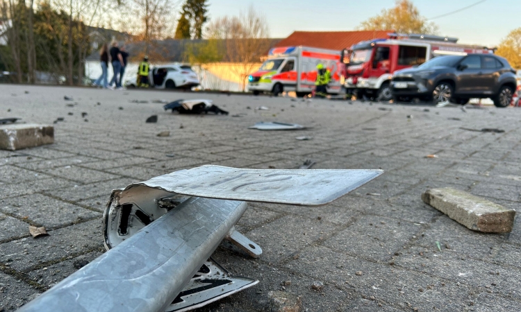 Pkw hinterlässt an der Olper Straße Spur der Verwüstung