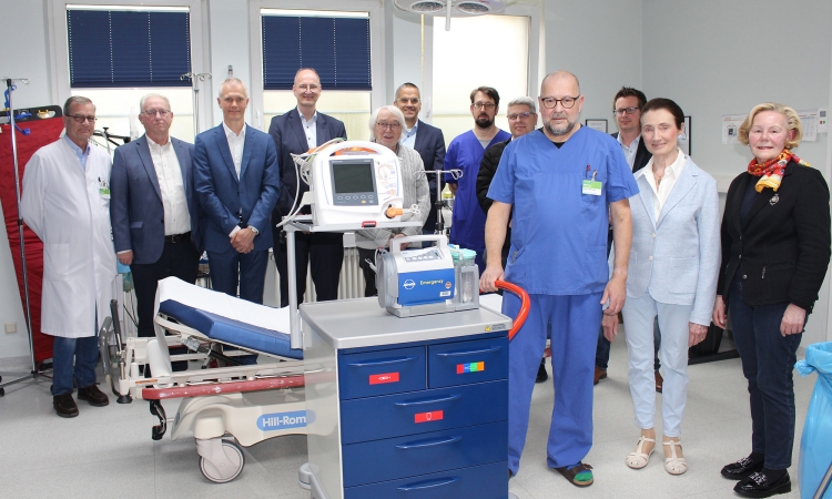 Förderverein übergibt neuen Notfall-Wagen fürs Bethesda-Krankenhaus