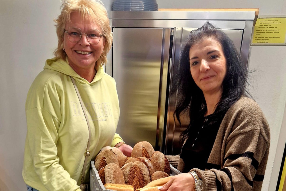 Alcher Heimatverein übergibt Backwaren ans "Café Patchwork"