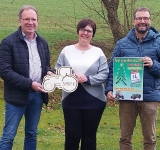Corsa rammt Leitplanke und Lieferwagen - Fahrerin verletzt