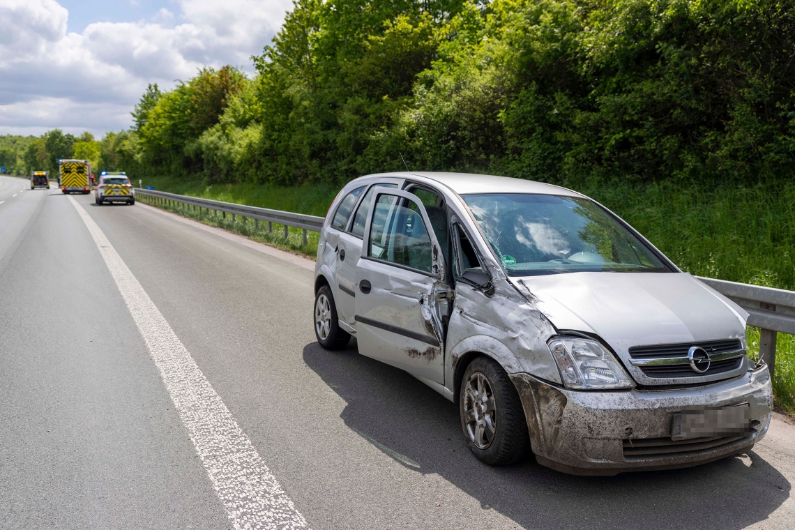 Corsa rammt Leitplanke und Lieferwagen - Fahrerin verletzt