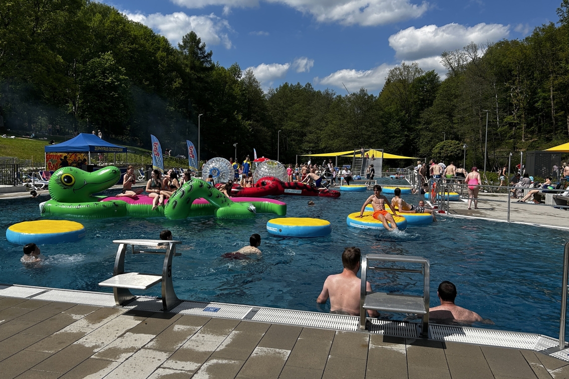 Freibad mit bunter "Sommer Pool Party" eröffnet