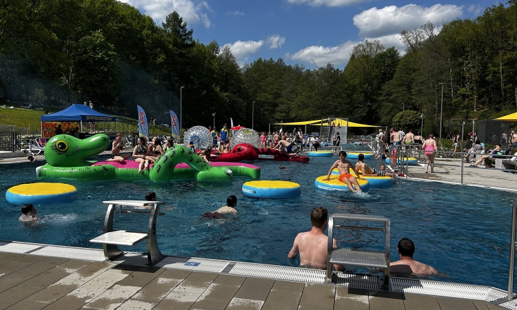 Freibad mit bunter 