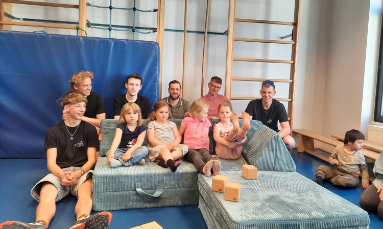 Erst feiern, dann helfen: Büscher Jungs spenden für die Jüngsten