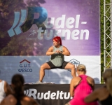 Corsa rammt Leitplanke und Lieferwagen - Fahrerin verletzt