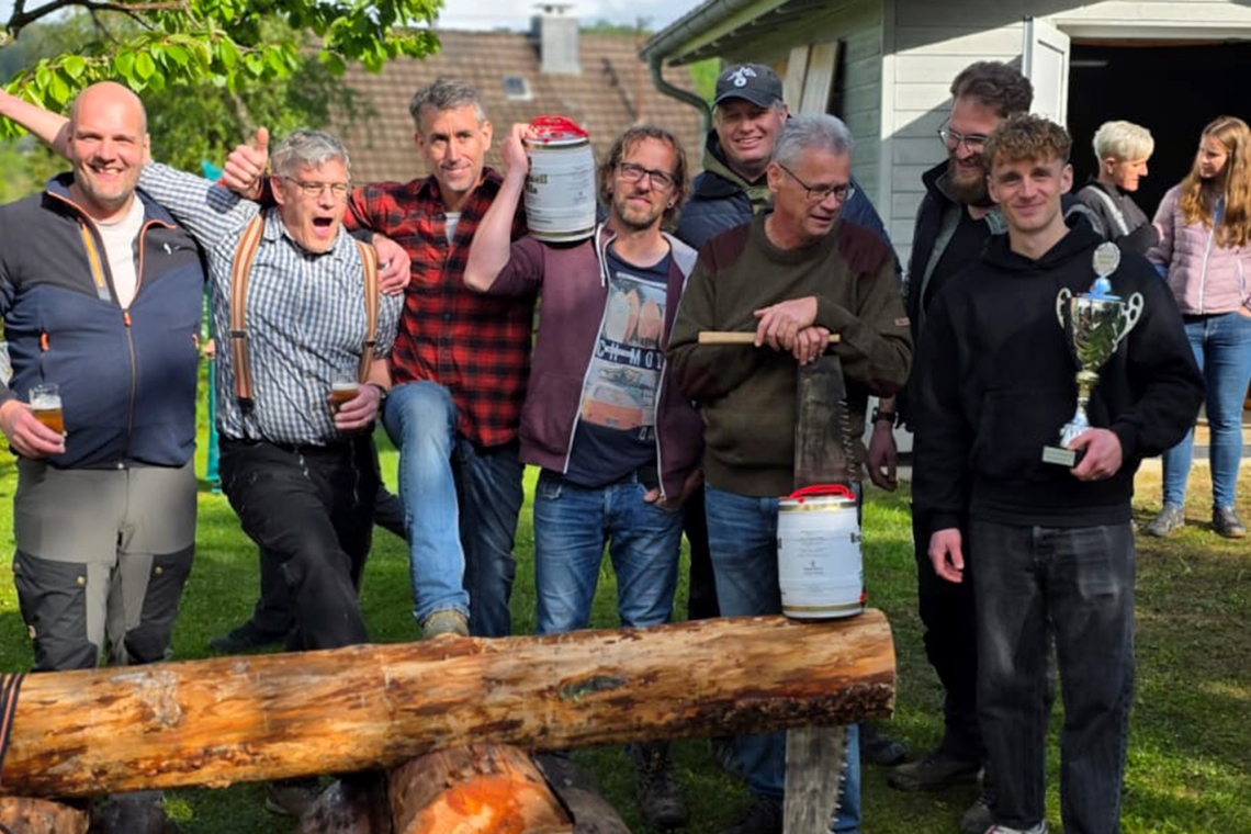 Team "Anstoß" siegt beim Bürgerfest an der Baumstammsäge