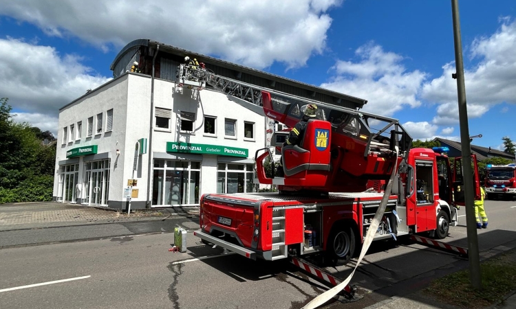 Dach von Geschäftshaus fängt Feuer: 40 Einsatzkräfte an Olper Straße