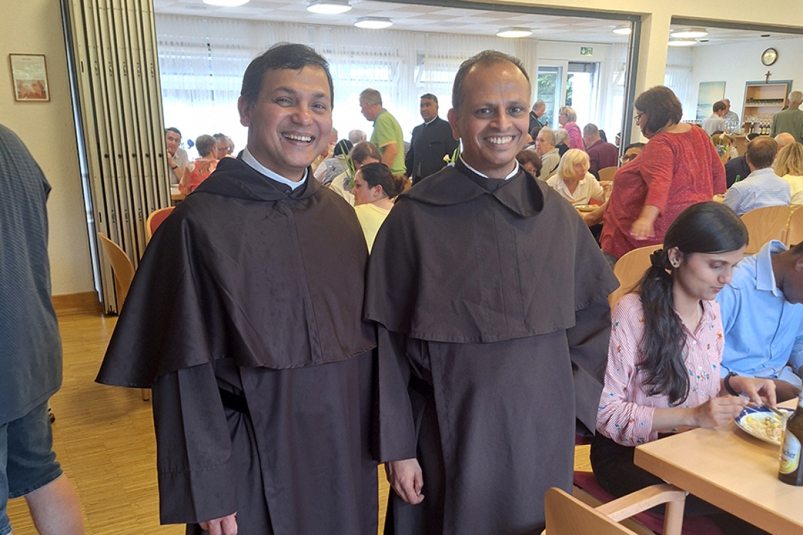 Gottesdienst und Karmelitenfest auf dem St.-Marien-Kirchplatz
