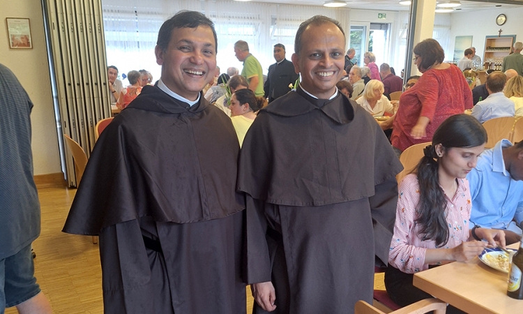 Gottesdienst und Karmelitenfest auf dem St.-Marien-Kirchplatz