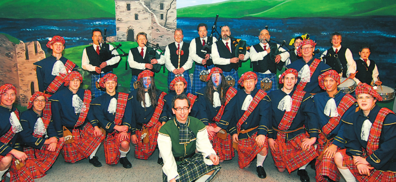  Der DSPG-Elferrat mit den neun Pipes & Drums der Giebelwälder Dudelsäcke im Februar 2008 nach der Karnevalssitzung „Karneval wie bei den Schotten“ der DPSG Niederfischbach