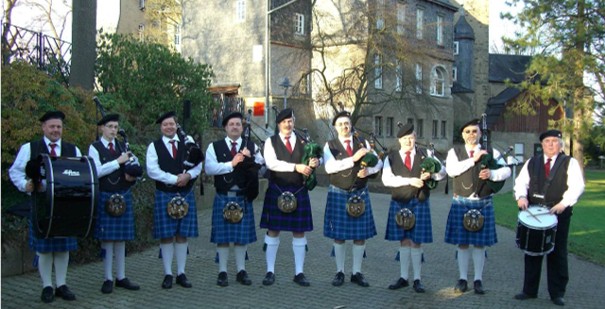 Die Giebelwälder Dudelsäcke am Oberen Schloss in Siegen, v. l. n. r.: Markus Schreiber, Sebastian Groos, Henrik Uebach, Jens Möbus, Ansgar Bömer, Gerd Groos, Christian Hoof, Rainer Lengert, Peter Strunk