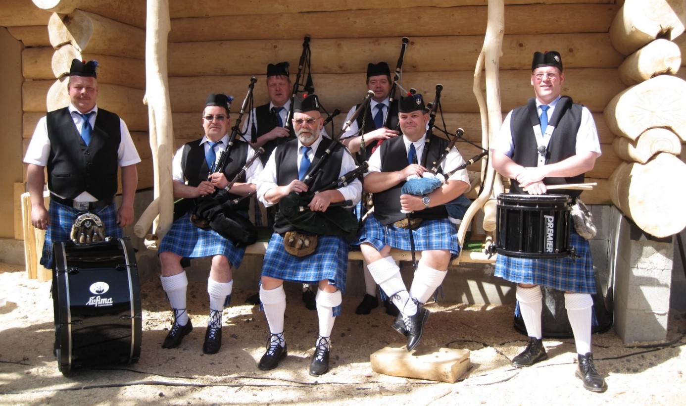 Die Giebelwälder Dudelsäcke an der neuen Grillhütte Niederndorf; v. l. n. r.: Markus Schreiber, Jens Möbus, Christian Hoof, Rainer Lengert, Henrik Uebach, Uwe Häbel, Olaf Tucht
