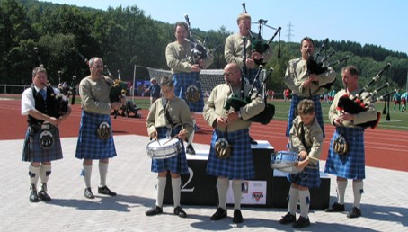 Die Giebelwälder Dudelsäcke am 12.8.2007 zur Einweihung der "Sportanlage auf dem Höppel" in Niederndorf. Es spielen v. l. n. r.: Vorne: Werner Hoffrichter, Gerd Groos, Sebastian Groos, Rainer Lengert, Max Möbus, Detlef Klein; Hinten: Henrik Uebach, Christian Hoof, Jens Möbus
